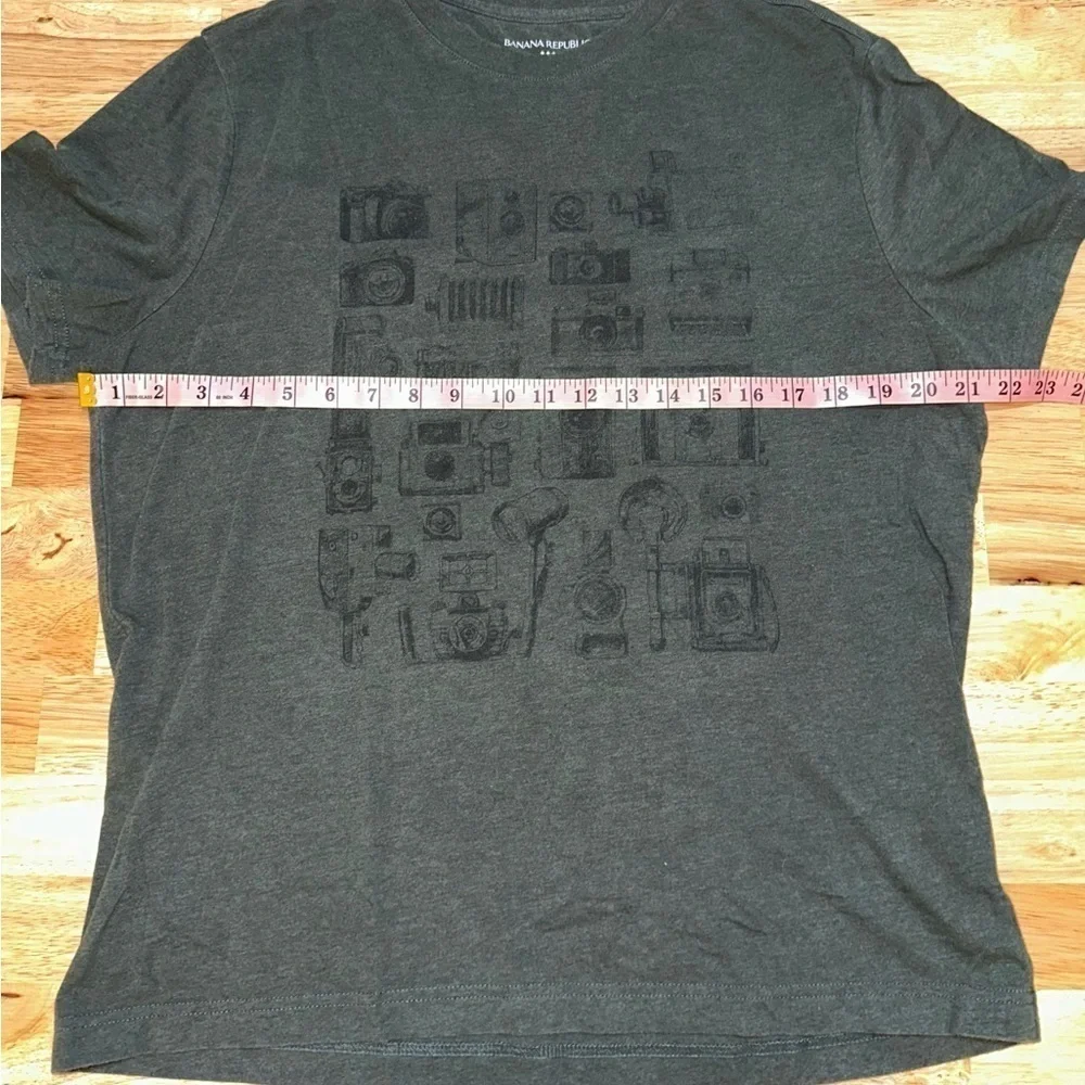 Banana Republic Retro Camera Graphic T-Shirt (Size L)